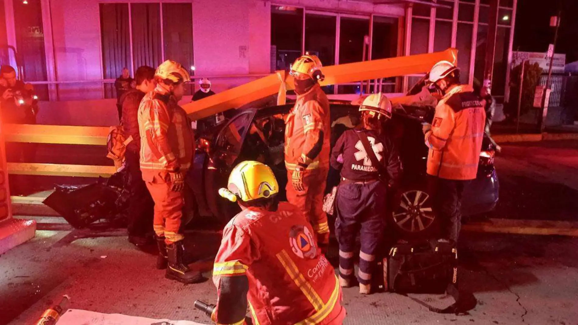 Un joven de alrededor de 20 años de edad salvó la vida después de chocar contra la barra de contención